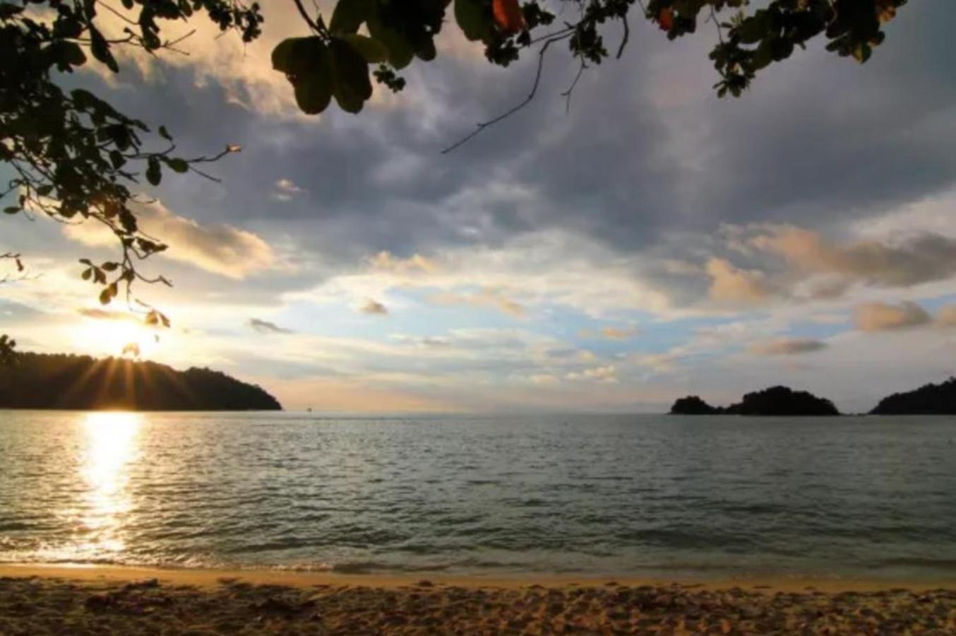 De Clinique Hotel Kampong Pasir Bogak Exteriör bild